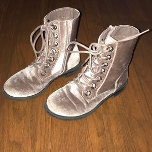 Girl’s boots, size 1